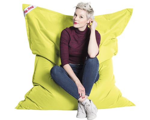 Frau sitzt auf einem Big Bag Sitzsack