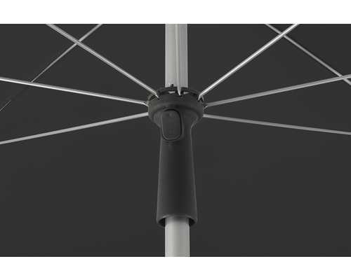 Detailansicht eines Sonnenschirms mit Gestell und Schirmdach