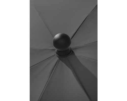 Detailansicht eines Sonnenschirms mit Stoffbespannung und Knauf