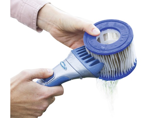 Person reinigt Poolfilter mit einem Filterreiniger