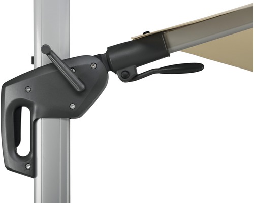 Detailaufnahme einer Kurbel und eines Hebels an einem Sonnenschirmständer