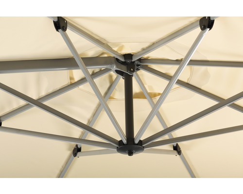 Detailansicht von der Unterseite eines Sonnenschirms mit hellem Schirmbezug und Metallgestell