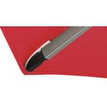 Detailansicht eines Sonnenschirms mit Streben und Bezug