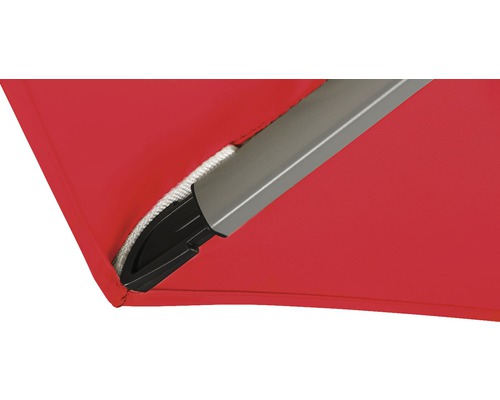 Detailansicht eines Sonnenschirms mit Streben und Bezug