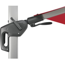 Detailansicht eines Sonnenschirms mit Handkurbel und Hebel zur Bedienung