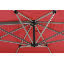 Detailansicht des Gestells eines Sonnenschirms mit rotem Schirmstoff