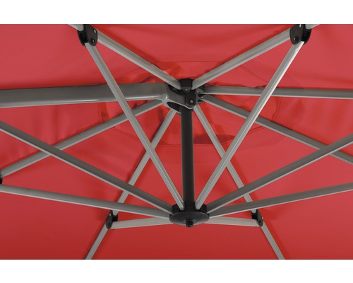 Detailansicht des Gestells eines Sonnenschirms mit rotem Schirmstoff