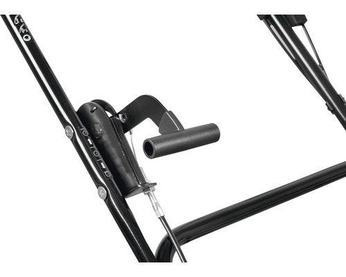 Detailaufnahme einer Rasenmäher-Steuerung mit Geschwindigkeitsregler