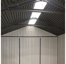 Innenansicht eines Geräteschuppens mit Dachfenster und Metallrahmen