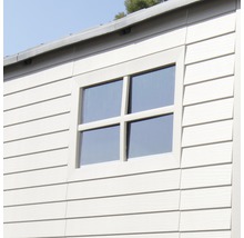 Nahaufnahme einer Gartenhütte mit Fenster