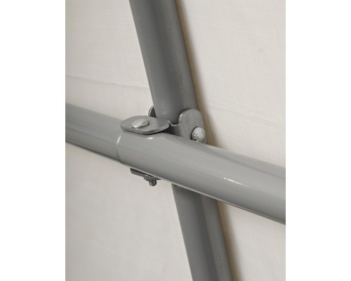 Detailansicht einer Metallrohrverbindung mit Schrauben