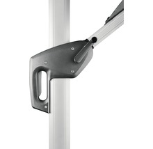 Detailansicht eines Sonnenschirmständers mit Kurbelmechanismus