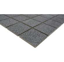 Mosaikfliese mit quadratischen Elementen