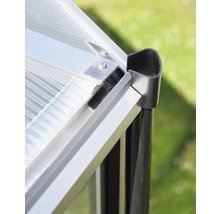 Detailansicht eines Gewächshauses mit Aluminiumrahmen und Regenrinne