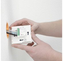 Installation eines Raumthermostats mit elektrischen Leitungen an einer Wand