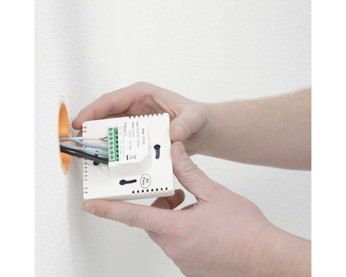 Installation eines Raumthermostats mit elektrischen Leitungen an einer Wand