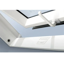 Geöffnetes Dachfenster mit Griff