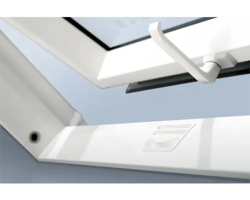 Geöffnetes Dachfenster mit Griff