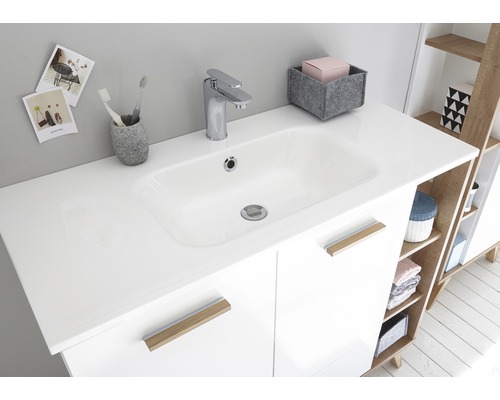 Badezimmerwaschtisch mit Waschbecken, Armatur und Stauraum für ein helles und organisiertes Ambiente.