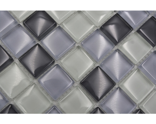 Nahaufnahme von Mosaikfliesen aus Glas