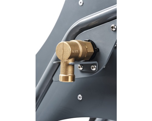 Detailaufnahme eines Wasserhahns aus Messing an einer Schlauchtrommel