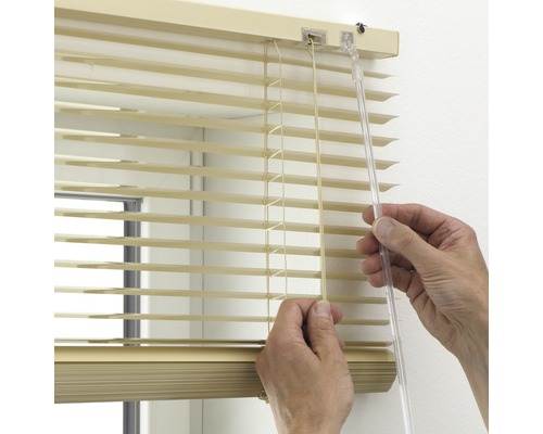 Nahaufnahme einer Person, die eine Jalousie bedient