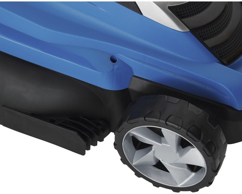 Detailansicht eines Rasenmähers mit Rad und Gehäuse