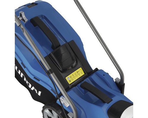 Detailansicht eines blauen Rasenmähers mit Griff