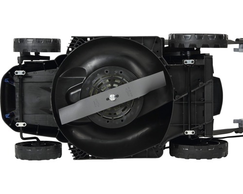 Unterseite eines Rasenmähers mit Messer