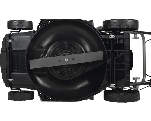 Unterseite eines Rasenmähers mit Messer