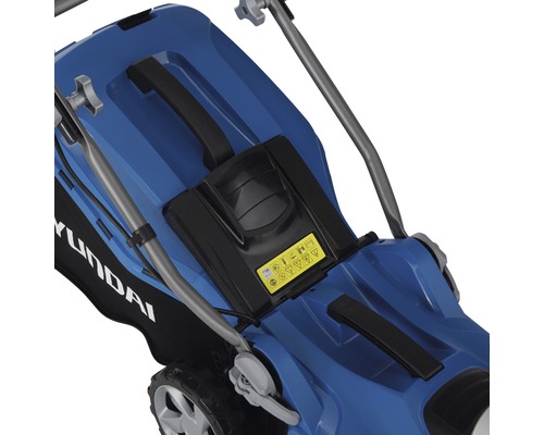 Detailaufnahme eines Rasenmähers der Marke Hyundai