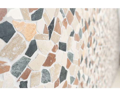 Wand mit Mosaikfliesen aus Stein