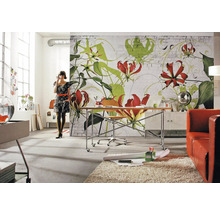 Großzügiger Raum mit Fototapete mit Blumenmuster, Schreibtisch und Dekoration