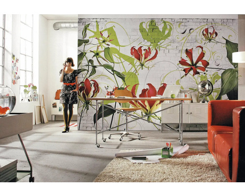 Großzügiger Raum mit Fototapete mit Blumenmuster, Schreibtisch und Dekoration