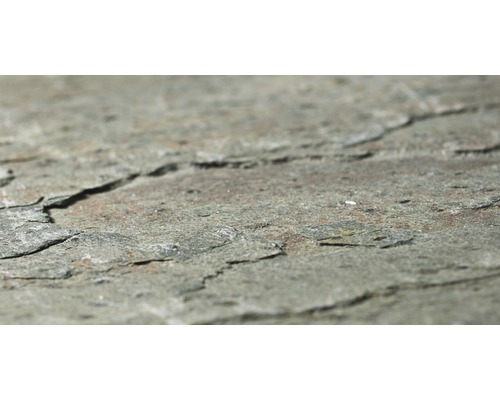 Nahaufnahme einer Natursteinfliese mit rauer Oberfläche