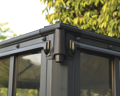 Detailansicht eines Pavillon Eckbereichs mit Fenster.