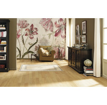 Wohnzimmer mit blumiger Fototapete, Sessel und Bücherregal