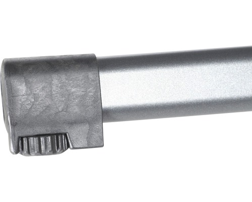 Detailaufnahme eines silberfarbenen Rollladens