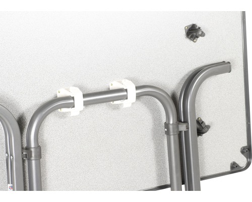 Detailansicht eines Tisches mit Gestell und Platte