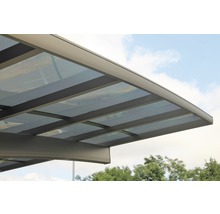 Detailansicht eines Terrassendachs mit transparenten Paneelen