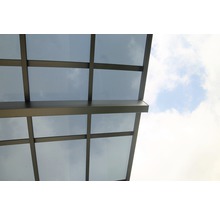 Detailansicht einer Terrassenüberdachung mit transparenten Paneelen