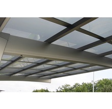 Detailaufnahme eines Carports mit Glasdach und Metallrahmen.