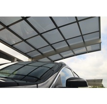 Carport mit transparenter Überdachung über einem Auto