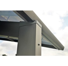 Detailansicht eines Terrassendachs mit Pfosten und Glaselement