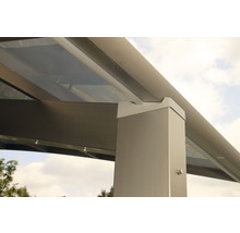 Detailansicht einer Terrassenüberdachung mit Aluminiumpfosten und transparentem Dach