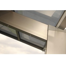 Detailansicht einer Terrassenüberdachung aus Metall und Glas