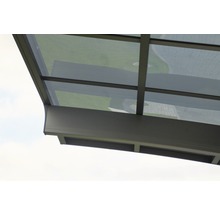 Detailansicht eines Terrassendachs mit Rahmen und Glasplatten