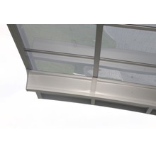 Detailansicht einer transparenten Terrassenüberdachung mit Metallrahmen