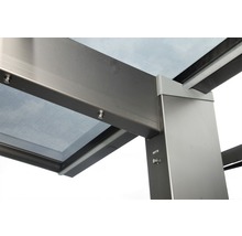 Detailansicht einer Terrassenüberdachung aus Metall mit Glaselementen