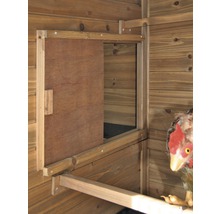 Detailansicht eines Hühnerstalls mit einer teilweise geöffneten Holztür und einer Stange